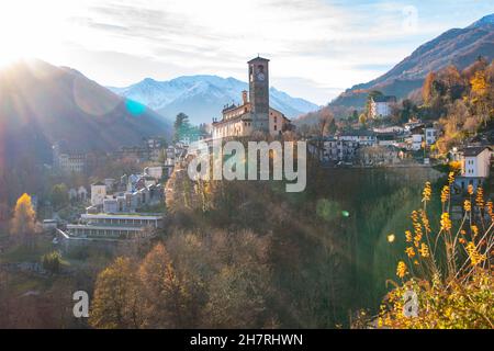 La vue spectaculaire de Viú - perché sur le flanc de la montagne - près de Turin, Piémont, Italie Banque D'Images