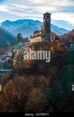 La vue spectaculaire de Viú - perché sur le flanc de la montagne - près de Turin, Piémont, Italie Banque D'Images