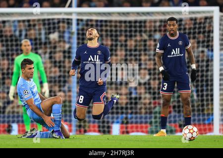 Leandro Paredes #8 de Paris Saint-Germain est fouillé par Rod#16 de Manchester City, le 11/24/2021.(Photo de Mark Cosgrove/News Images/Sipa USA) crédit: SIPA USA/Alay Live News Banque D'Images