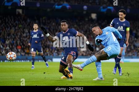 Gabriel Jesus (à droite) de Manchester City tire à but lors de la Ligue des champions de l'UEFA, Group A Match au Etihad Stadium de Manchester.Date de la photo: Mercredi 24 novembre 2021. Banque D'Images