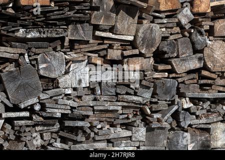 Bois de chauffage coupé et empilé dans la pile à l'extérieur prêt à être utilisé dans les foyers et les brûleurs à bois Banque D'Images