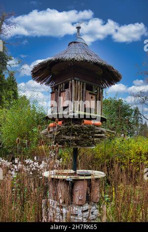 Grand hôtel d'insectes et maison d'oiseaux, construit de toutes sortes de bois et de roseaux Banque D'Images