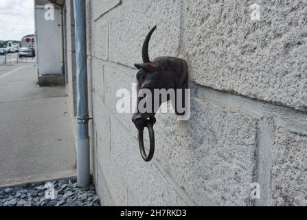 UNICORN se dirige sur un mur de maison Banque D'Images