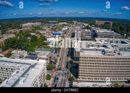 Vue aérienne de la banlieue d'Atlanta, Sandy Springs, sous un ciel bleu avec de petits nuages en Géorgie Banque D'Images