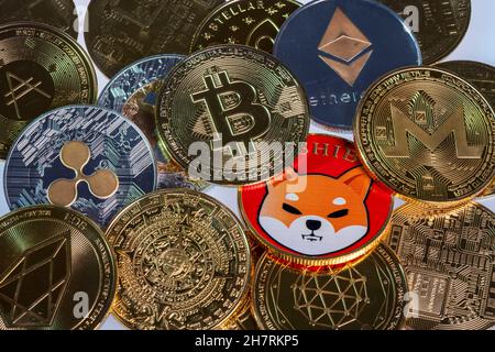 Diverses crypto-monnaies, pièces de symbole, espace réservé optique pour monnaie numérique, blockchain, Bitcoin, Ripple, Ethereum,Shiba Inu, EOS, Litecoin, LUN Banque D'Images