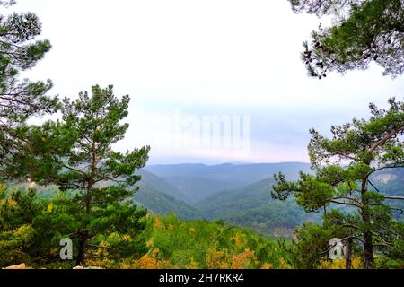 Vue de Ida ou Kaz Mountain, Kaz daglar sur la ville d'Altinoluk dans la province de Balikesir, Turquie. Banque D'Images