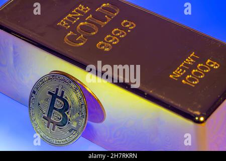Crypto-monnaie, barre d'or, garant pour devises analogiques, pièce de symbole, espace de réservation optique pour monnaie numérique, blockchain, cours boursiers, Banque D'Images