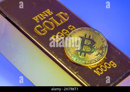 Crypto-monnaie, barre d'or, garant pour devises analogiques, pièce de symbole, espace de réservation optique pour monnaie numérique, blockchain, cours boursiers, Banque D'Images