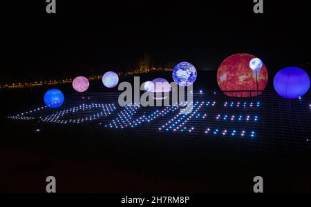 Cowdray, Midhurst, West Sussex, Royaume-Uni.24 novembre 2021.Superbe exposition lors de la nuit d'ouverture de Noël à Cowdray, dans le domaine historique de Cowdray Park, au cœur du parc national de South Downs.L'expérience magique et immersive comprend une promenade de fête d'un kilomètre de long présentant une série de magnifiques installations d'art lumineux à grande échelle inspirées par le thème de la « joie » qui capturent la magie de cette période merveilleuse de l'année.Crédit : Carolyn Jenkins/Alay Live News Banque D'Images