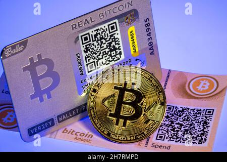 Portefeuilles Crypto pour crypto-monnaies, portefeuilles de matériel, portefeuilles en papier, hors ligne et en alalog pour un accès sécurisé aux crypto-monnaies, bitcoin, pièce de symbole, Banque D'Images