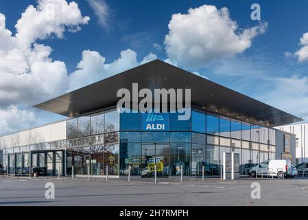 Fossano, Italie - 24 novembre 2021 : Aldi Supermarket Modern Architecture , chaîne allemande de supermarchés à prix réduits, Aldi est l'acronyme d'Albrecht-discount Banque D'Images