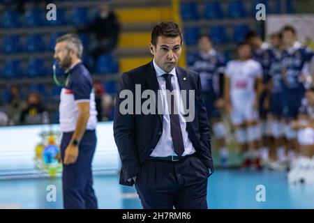 Civitanova Marche, Italie.24 novembre 2021.Gianlorenzo Blengini, entraîneur-chef Cucine Lube Civitanova pendant Cucine Lube Civitanova vs Consar Ravenna, Volleyball Italien Serie A Men SuperLeague Championship Championship à Civitanova Marche, Italie, novembre 24 2021 crédit: Independent photo Agency/Alay Live News Banque D'Images