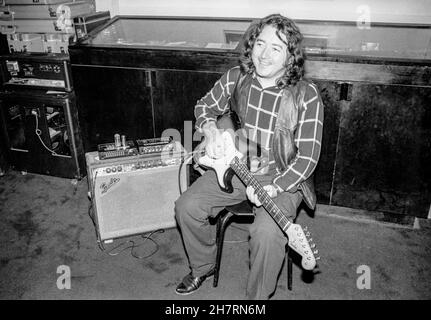 Le 11 juillet 1989, Rory Gallagher, guitariste et chanteuse irlandaise de blues/rock, essaie de nouveaux équipements aux Nomis Studios à West London, en Angleterre. Banque D'Images