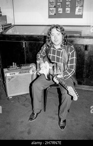 Le 11 juillet 1989, Rory Gallagher, guitariste et chanteuse irlandaise de blues/rock, essaie de nouveaux équipements aux Nomis Studios à West London, en Angleterre. Banque D'Images