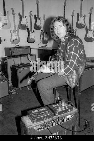 Le 11 juillet 1989, Rory Gallagher, guitariste et chanteuse irlandaise de blues/rock, essaie de nouveaux équipements aux Nomis Studios à West London, en Angleterre. Banque D'Images
