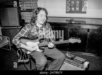 Le 11 juillet 1989, Rory Gallagher, guitariste et chanteuse irlandaise de blues/rock, essaie de nouveaux équipements aux Nomis Studios à West London, en Angleterre. Banque D'Images