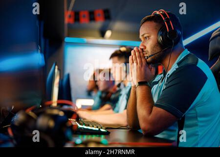 Joueur professionnel jouant un match important dans le cyber club Banque D'Images