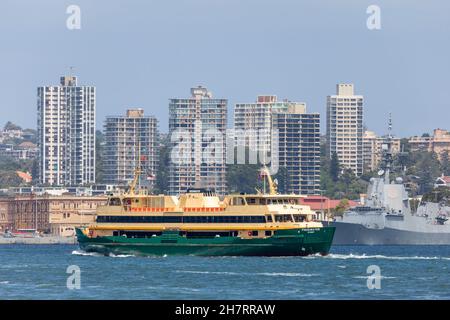 MV Freshwater est le principal navire des quatre traversiers de classe Freshwater, passant par un navire de guerre à Garden Island, dans le port de Sydney, en Australie Banque D'Images