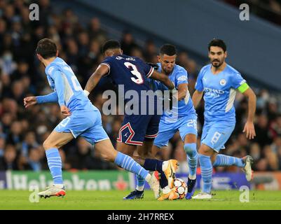 City Stadium, Manchester, Royaume-Uni.24 novembre 2021.UEFA Champions League football, Manchester City versus PSG ; Riyad Mahrez de Manchester City remporte le ballon de Presnel Kimpembe de Paris Saint Germain Credit: Action plus Sports/Alay Live News Banque D'Images