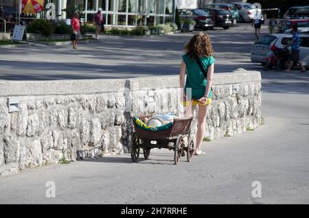 Lady Pulling Baby à bébé Bohinj Slovénie Banque D'Images