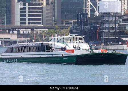 Le navire MV Dawn Fraser du traversier fluvial de Sydney quitte le terminal circulaire du traversier en direction de la rivière Parramatta, Sydney, Australie Banque D'Images