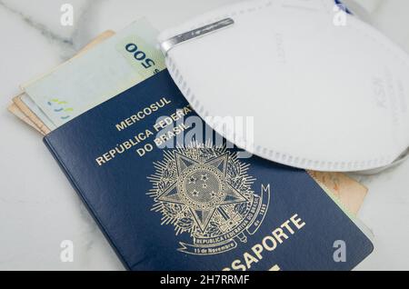 Traduction: Mercosur, République fédérative du Brésil, Passeport et pesos uruguayens, concept de voyage pandémique. Banque D'Images