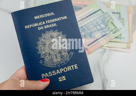 Traduction: Mercosur, République fédérative du Brésil, Passeport et pesos uruguayens, concept de voyage pandémique. Banque D'Images