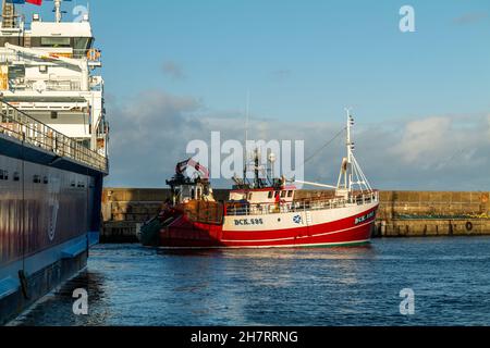 BUCKIE, MORAY, ÉCOSSE - 24 NOVEMBRE 2021 : ce bateau de pêche arrive à son port d'attache à Buckie, Moray, Écosse, le 24 novembre 2021. Banque D'Images