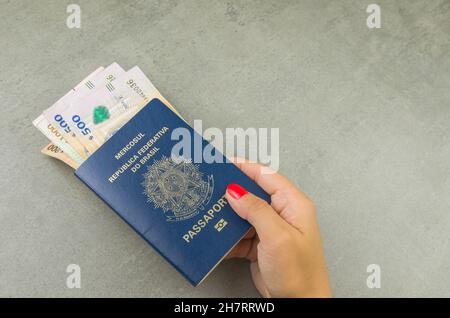 Traduction: Mercosur, République fédérative du Brésil, Passeport et pesos uruguayens, concept de voyage pandémique. Banque D'Images