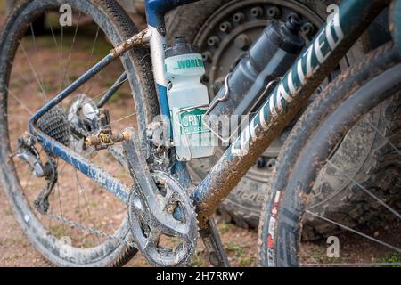 2 septembre 2021 : de nombreux cyclistes et cyclistes utilisent des vélos en gravier, une croix entre les vélos de route et les VTT, pour compléter la Great Divide Mountain Bike route, près de South Pass City, Wyoming.Spanning 3,084 miles du parc national Jasper, Alberta, à la frontière du Mexique,La Great Divide Mountain Bike route est la plus longue piste cyclable du monde. Banque D'Images