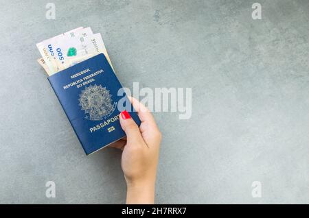 Traduction: Mercosur, République fédérative du Brésil, Passeport et pesos uruguayens, concept de voyage pandémique. Banque D'Images