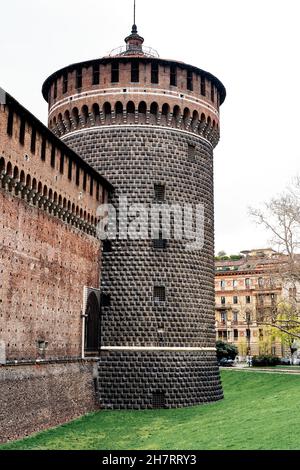 Tour ronde en pierre du Castello Sforzesco.Milan, Italie Banque D'Images