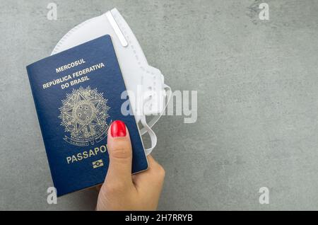 Traduction: Mercosur, République fédérative du Brésil, Passeport et pesos uruguayens, concept de voyage pandémique. Banque D'Images