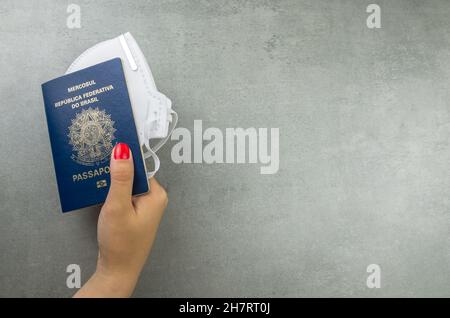 Traduction: Mercosur, République fédérative du Brésil, Passeport et pesos uruguayens, concept de voyage pandémique. Banque D'Images