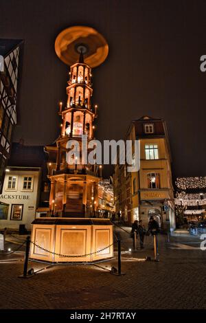 pyramide de noël en face du pont des merchents à Erfurt Banque D'Images