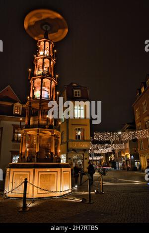 pyramide de noël en face du pont des merchents à Erfurt Banque D'Images