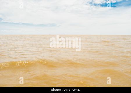 L'eau boueuse brune du lac Tonle SAP et de la rivière, près du village de pêcheurs de Kampong Phluk, Cambodge Banque D'Images