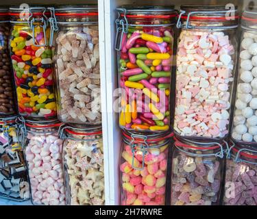 Gros plan de pots de bonbons dans une fenêtre de magasin. Banque D'Images