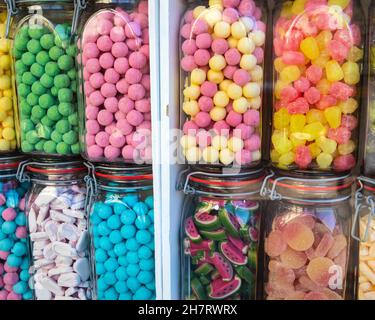 Gros plan de pots de bonbons dans une fenêtre de magasin. Banque D'Images