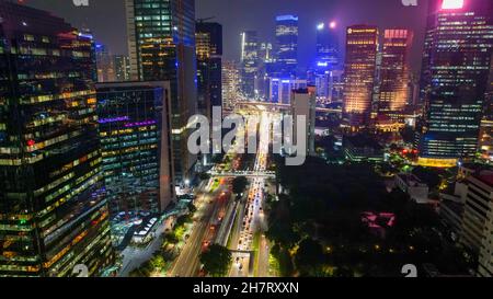 Vue aérienne sur les autoroutes et les gratte-ciel.Vue nocturne spectaculaire d'une grande ville moderne la nuit.Avec nuage de bruit.JAKARTA - Indonésie.Novembre Banque D'Images