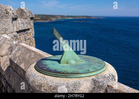 Gros plan d'un cadran solaire sur les remparts du château sur le mont St. Michaels à Cornwall, Royaume-Uni. Banque D'Images