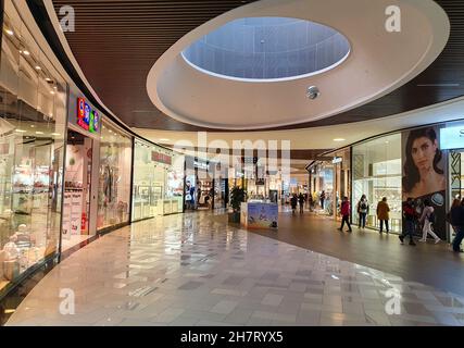 TARGU MURE, ROUMANIE - 24 octobre 2021 : une vue magnifique de l'intérieur du centre commercial moderne de Targu Mures, Roumanie Banque D'Images