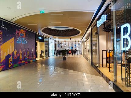 TARGU MURE, ROUMANIE - 24 octobre 2021 : une vue magnifique de l'intérieur du centre commercial moderne de Targu Mures, Roumanie Banque D'Images
