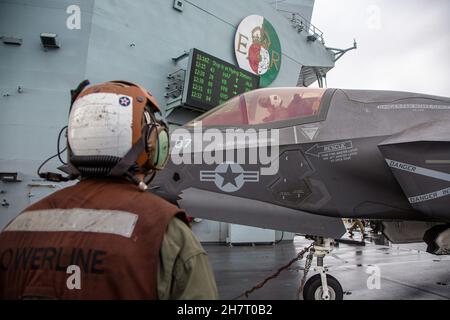 Le 24 novembre 2021, des Marines des États-Unis avec l'escadron d'attaque de chasseurs marins (VMFA) 211 effectuent des contrôles avant vol sur un F-35B Lightning II sur le pont de vol du HMS Queen Elizabeth en mer Méditerranée.Les appareils VMFA-211 ont atterri à la station navale de Rota comme premier arrêt de leur redéploiement à la station aérienne du corps des Marines Yuma, en Arizona.Le succès de ce déploiement démontre que les États-Unis et le Royaume-Uni sont unis dans nos efforts pour assurer la sécurité et la liberté des mers, que nos capacités de projection de puissance maritime sont interopérables, complémentaires et mondiales. Banque D'Images