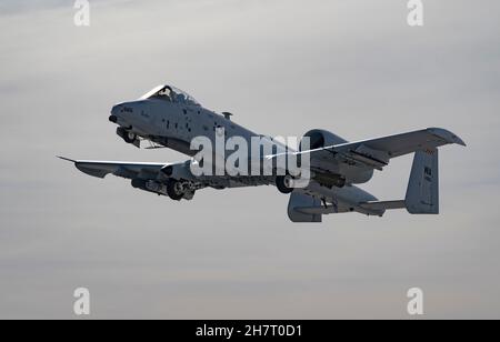 Un avion Thunderbolt II A-10 affecté au 66e Escadron d'armes de l'École des armes de la Force aérienne des États-Unis, prend son envol pour une mission d'entraînement à la base aérienne de Nellis, Nevada, le 18 novembre 2021.L'école américaine d'armes de la Force aérienne enseigne des cours d'instructeur de niveau supérieur qui ont fourni une formation avancée en emploi d'armes et de tactiques aux officiers et aux spécialistes inscrits des forces aériennes de combat et de mobilité.(É.-U.Photo de la Force aérienne par William Lewis) Banque D'Images