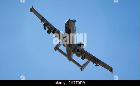 Un avion Thunderbolt II A-10 affecté au 66e Escadron d'armes de l'École des armes de la Force aérienne des États-Unis, prend son envol pour une mission d'entraînement à la base aérienne de Nellis, Nevada, le 22 novembre 2021.L'A-10 peut survivre aux coups directs de projectiles de perçage d'armures et de projectiles explosifs jusqu'à 23 mm.Leurs piles à combustible auto-obturants sont protégées par de la mousse interne et externe. Banque D'Images