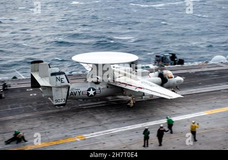 211123-N-TL932-1008 MER DES PHILIPPINES (NOV23, 2021) un Hawkeye avancé E-2D, affecté aux « aigles noirs » de l'escadron d'alerte précoce de Carrier Airborne (VAW) 113, sort du pont de vol du porte-avions de la classe Nimitz USS Carl Vinson (CVN 70), le 23 novembre 2021.Carl Vinson Carrier Strike Group est en cours de déploiement prévu dans la zone d'exploitation de la 7e flotte des États-Unis afin d'améliorer l'interopérabilité par le biais d'alliances et de partenariats tout en servant de force d'intervention prête à l'emploi pour soutenir une région Indo-Pacifique libre et ouverte.(É.-U.Navy photo par Mass communication Specialist Seaman Apprentice Joshua SAP Banque D'Images