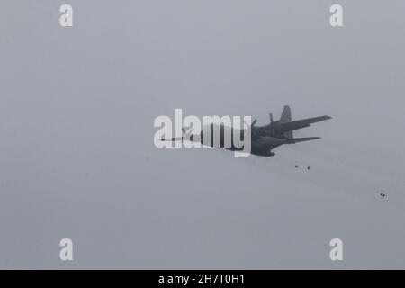 OCÉAN PACIFIQUE (nov23, 2021) le destroyer à missiles guidés de classe Arleigh Burke USS Howard (DDG 83) mène des opérations en cours avec un C-130.Howard est affecté au Commandant de la Force opérationnelle (CTF) 71/Destroyer Squadron (DESRON) 15, le plus grand DESRON déployé à l'avant de la Marine et la principale force de surface de la 7e flotte américaine.(É.-U.Photos de la marine par le lieutenant Junior Grade Justin Asuncion) Banque D'Images