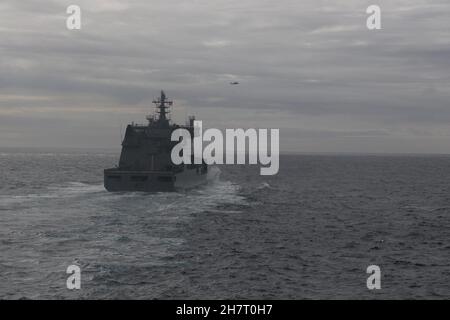 OCÉAN PACIFIQUE (nov23, 2021) le destroyer de missile guidé de classe Arleigh Burke USS Howard (DDG 83) effectue un réapprovisionnement en mer avec le lubrificateur néo-zélandais HMNZS Aotearoa.Howard est affecté au Commandant de la Force opérationnelle (CTF) 71/Destroyer Squadron (DESRON) 15, le plus grand DESRON déployé à l'avant de la Marine et la principale force de surface de la 7e flotte américaine.(É.-U.Photos de la marine par Ensign Morgan Bollinger) Banque D'Images