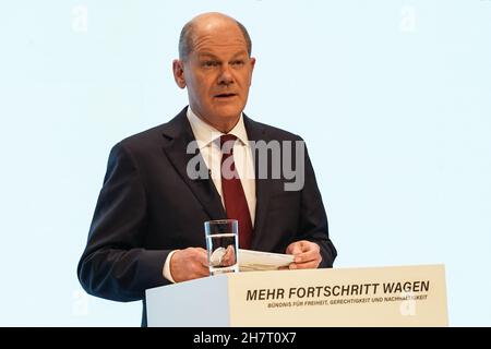 Berlin, Allemagne.24 novembre 2021.OLAF Scholz, du Parti social-démocrate allemand (SPD), assiste à une conférence de presse conjointe à Berlin, en Allemagne, le 24 novembre 2021.Les négociations de coalition entre le Parti social-démocrate allemand (SPD), les Verts et le Parti démocratique libre (FDP) se sont terminées lorsque les trois partis ont présenté un accord mercredi.Credit: Stefan Zeitz/Xinhua/Alay Live News Banque D'Images